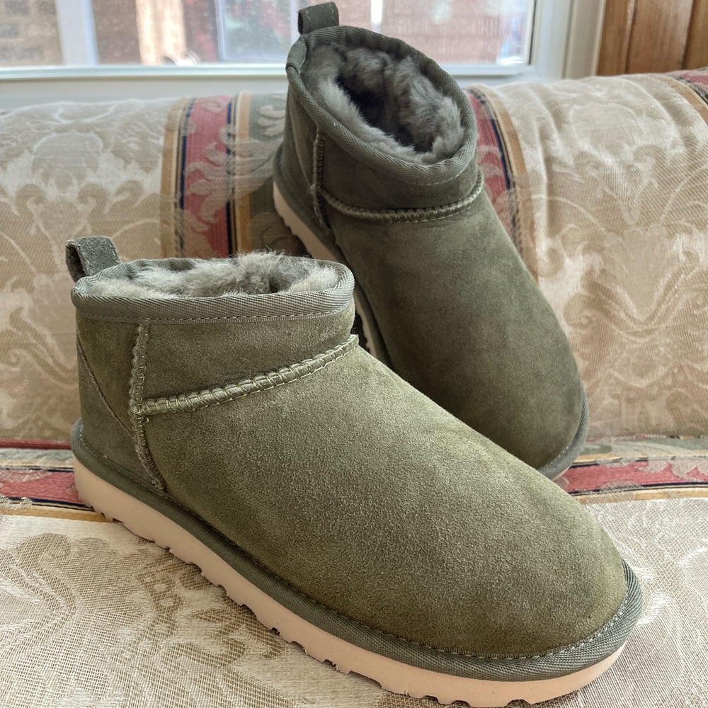 UGG Classic Ultra Mini Ankle Boot. Size 6 Women